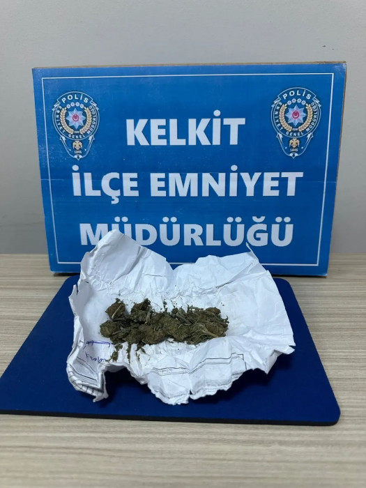 Kelkit'te Uyuşturucu Operasyonu: 8.54 Gram Esrar Ele Geçirildi