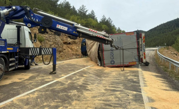 Makarna Yüklü Tır Tersun Dağında Devrildi