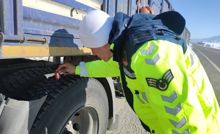 Trafik Jandarması Kış Lastiği Denetimlerine Başladı